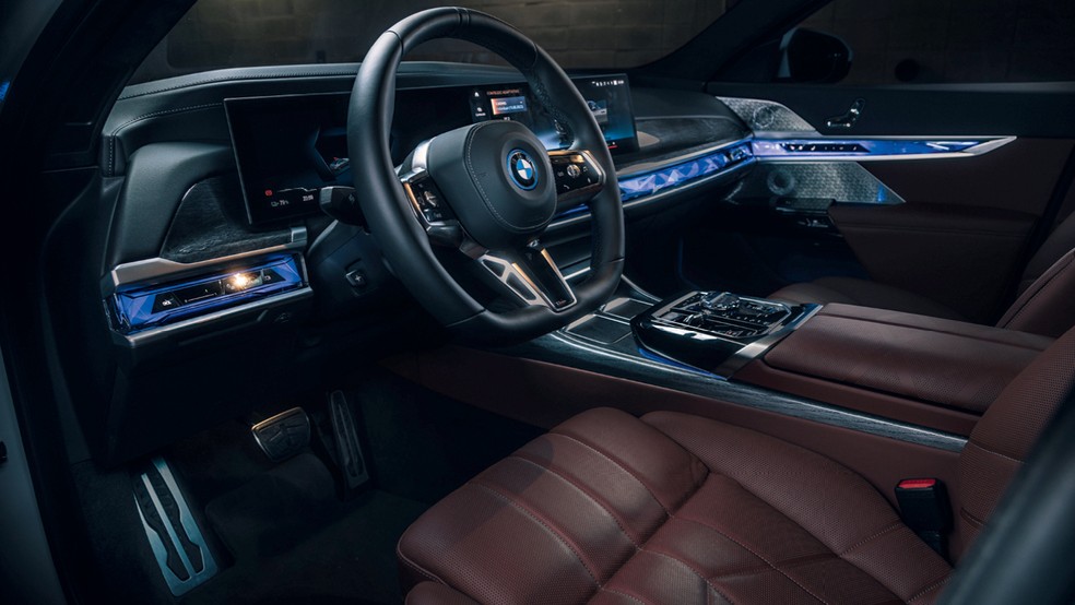 Iluminação interior é ajustada de acordo com o modo de condução — Foto: Fabio Aro/Auto News Brasil