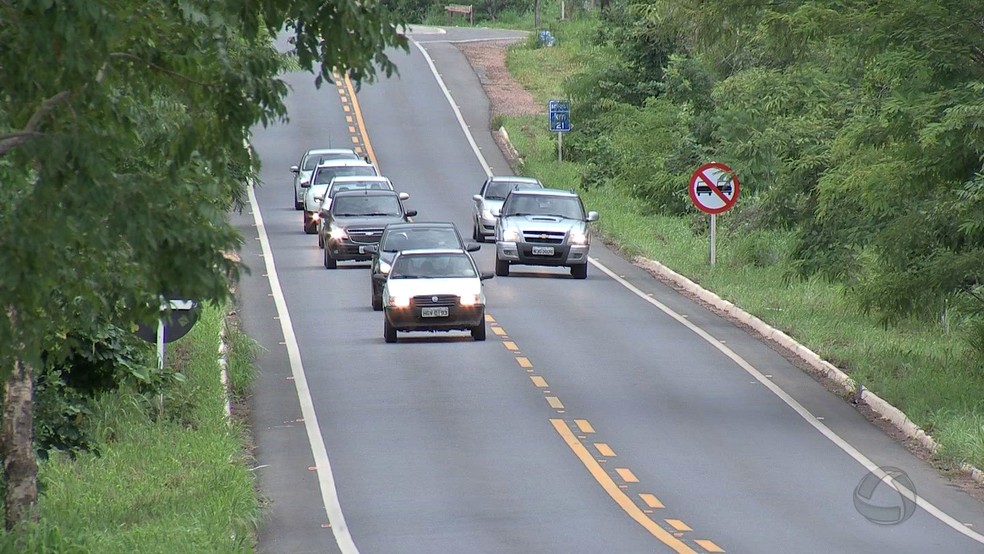 Uso de farol aceso nas rodovias passou a ser obrigatório em julho de 2016 — Foto: Reprodução/TVCA