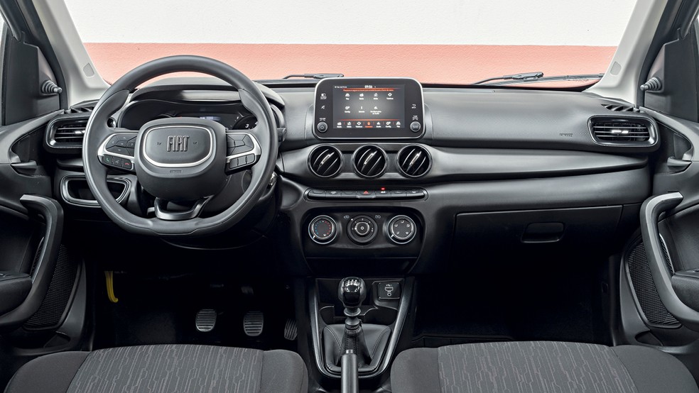 Fiat Argo - Volante com novo logo é uma das poucas novidades da linha 2023 — Foto: Bruno Guerreiro