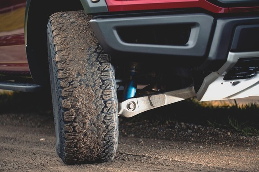 Suspensão da Ford F-150 Raptor tem braço inferior de alumínio e amortecedores reforçados (Foto: Fabio Aro) — Foto: Auto Esporte