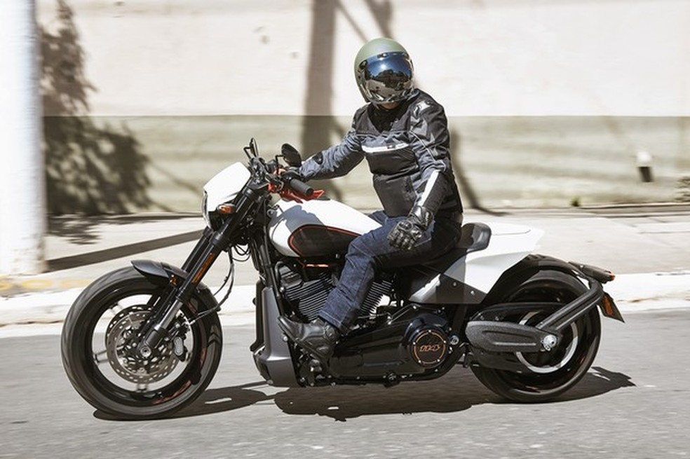 H-D FXDR 114 tem 2,42 m de comprimento e 1,73 m de entre-eixos (Foto: Rodrigo Marques/Auto News Brasil) — Foto: Auto Esporte