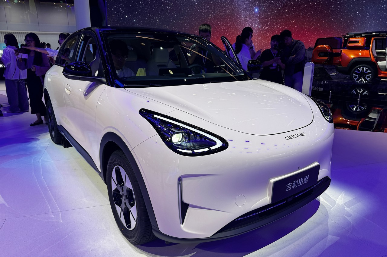 Geely vai lançar outro carro no Brasil em 2025; rival do Dolphin é o favorito