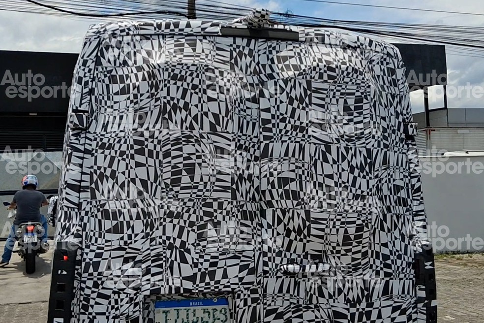 Camuflagem é similar ao da Amarok; câmera de ré em posição curiosa ajuda em manobras — Foto: Diogo Dias/Auto News Brasil
