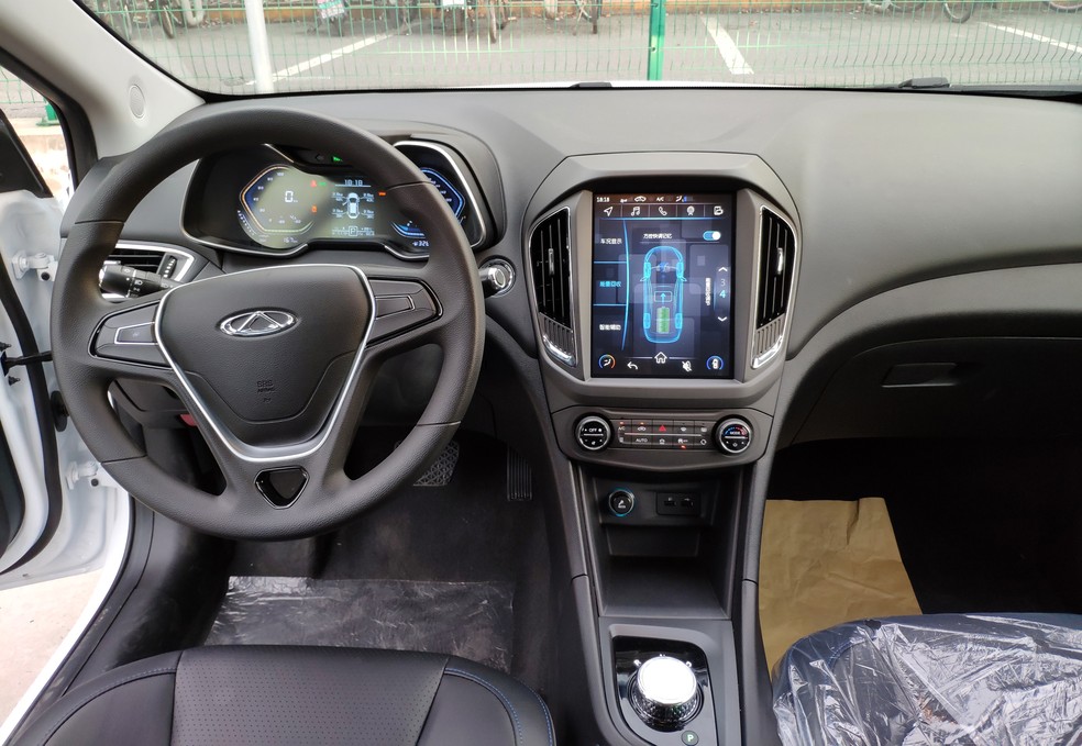 Interior do Chery Arrizo 5e traz grande tela como central multimídia e quadro de instrumentos digital — Foto: André Paixão/G1