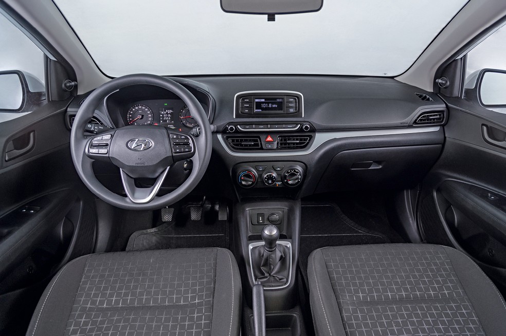 - Interior da versão Sense Plus traz quase tudo em preto fosco — Foto: Renato Durães/Auto News Brasil
