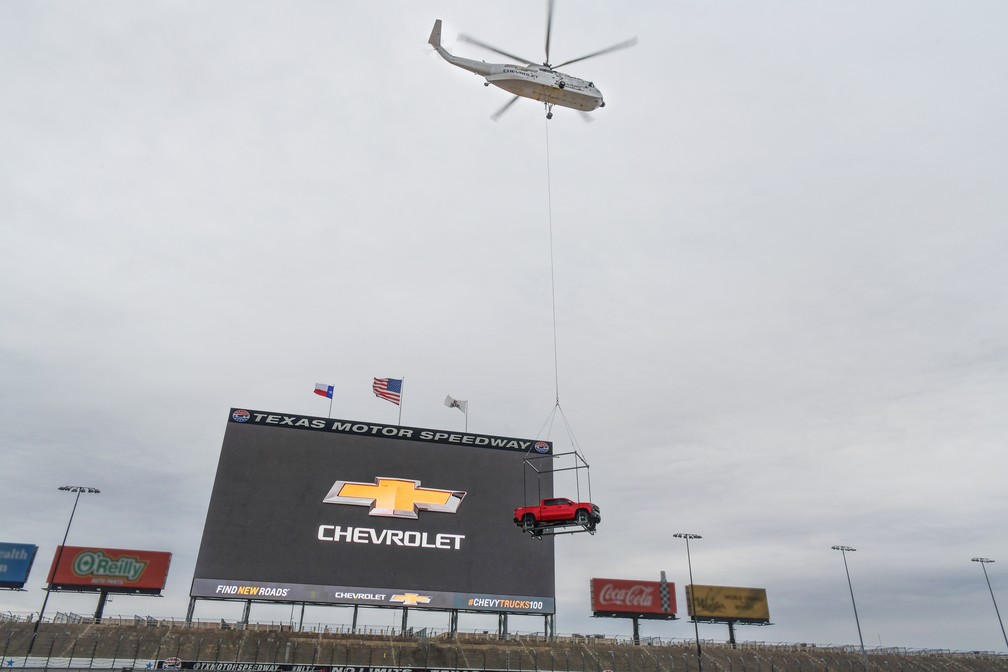 Chevrolet Silverado 2019 chegou içada por um helicóptero — Foto: Chevrolet/Divulgação