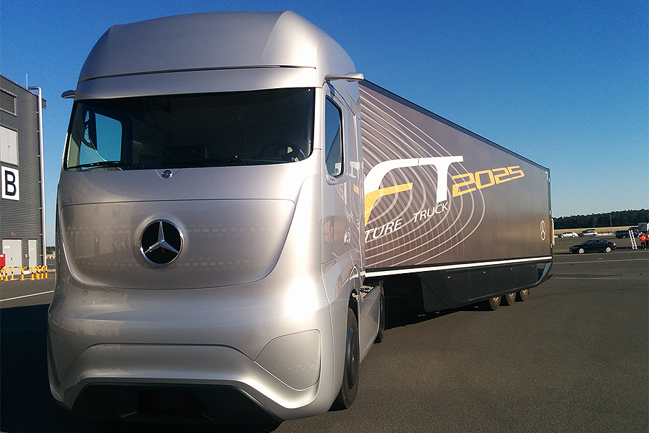Feito sobre a plataforma do MB Actros 1845, é equipado com motor seis cilindros de 449 cv e 224 kgfm
