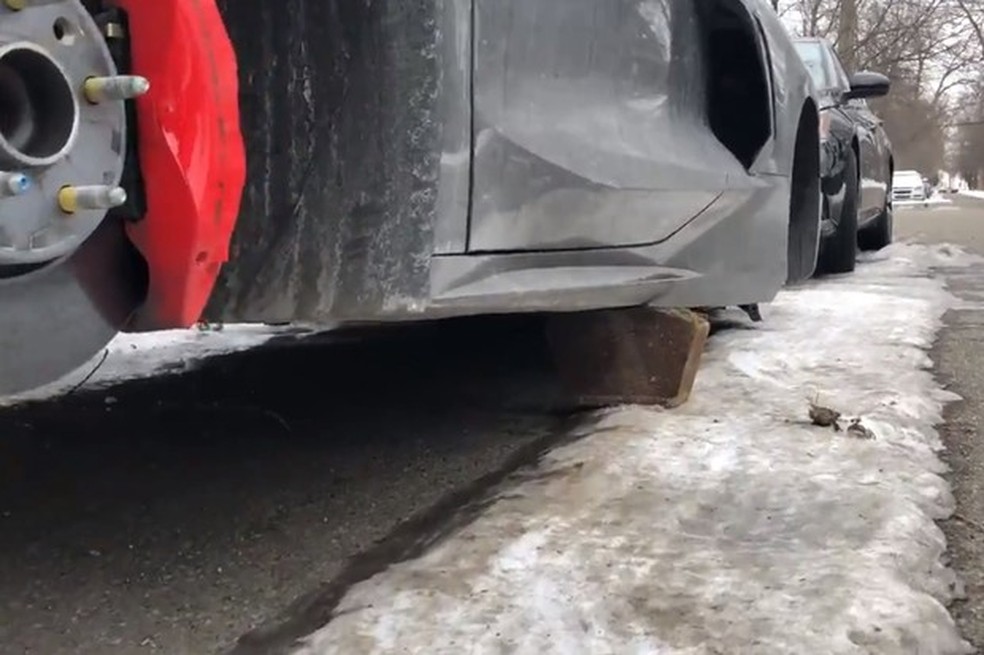 Os blocos parecem ter danificado parte da lataria do carro (Foto: Reprodução) — Foto: Auto Esporte