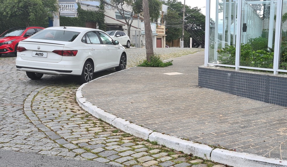 Estacionar na esquina é infração de trânsito e o seu carro ainda poderá ser removido local — Foto: Auto News Brasil/Rodrigo Ribeiro