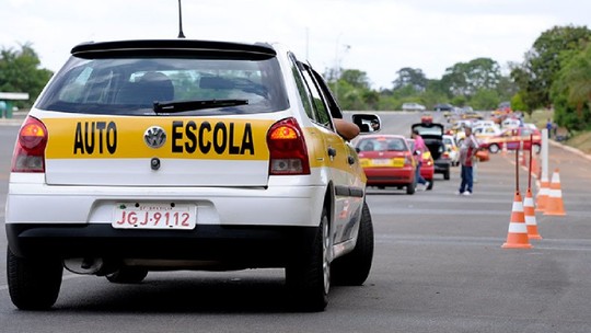 Senadora quer o fim das aulas obrigatórias na autoescola. Saiba como vai ser para tirar a CNH