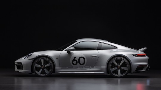 Novo Porsche 911 combina estilo retrô, câmbio manual e tração traseira; carro chega ainda em 2022 
