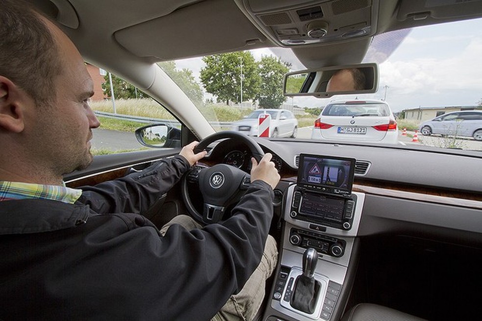 Sistema de conectividade entre carros alerta motorista sobre obras na via (Foto: Divulgação/CAR 2 CAR Communication Consortium) — Foto: Auto Esporte
