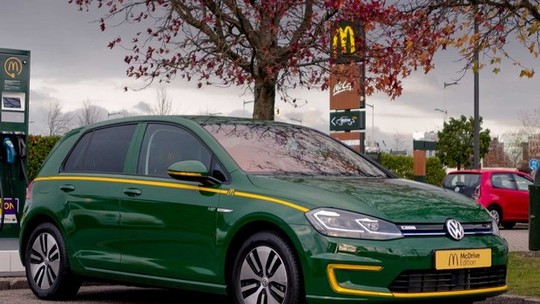 Volks e McDonalds criam carro que não deixa o lanche esfriar. Batata frita murcha, nunca mais