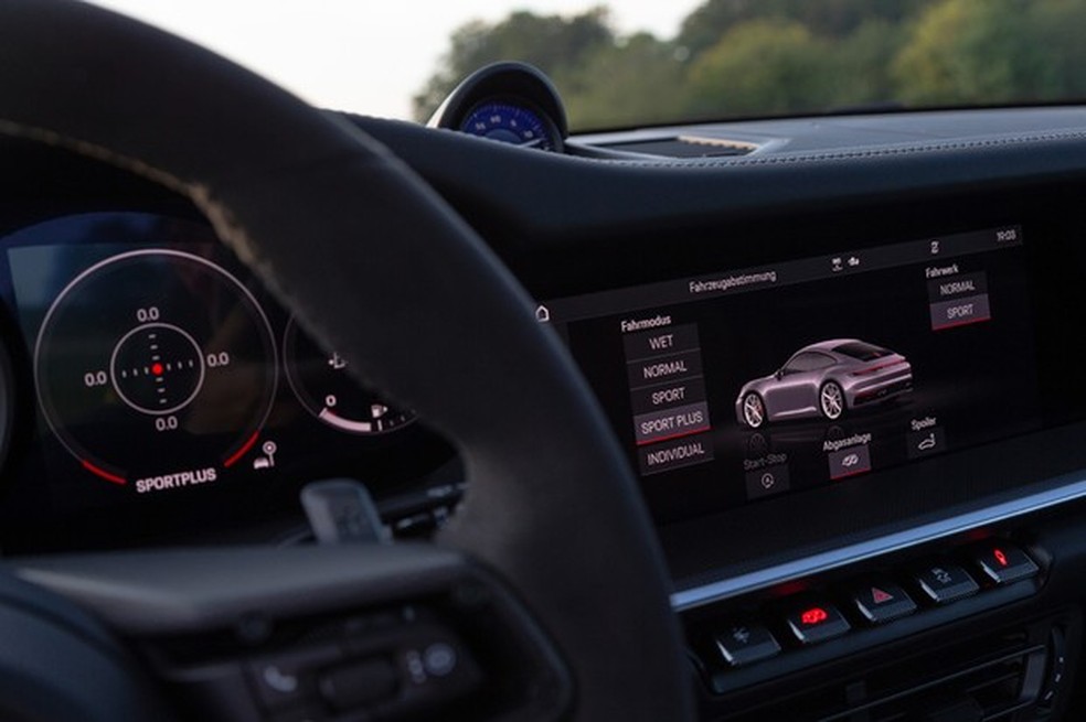 O multimídia de 10,2 polegadas é o destaque do interior (Foto: Divulgação) — Foto: Auto Esporte