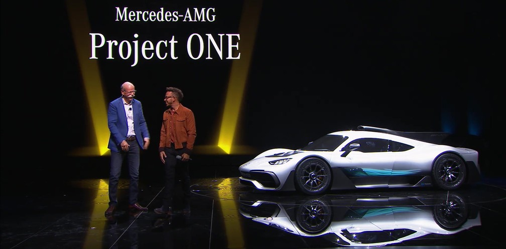 CEO da Mercedes e Lewis Hamilton ao lado do hipercarro — Foto: Divulgação