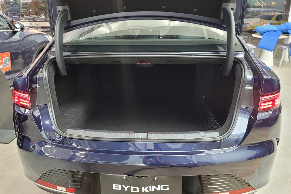 BYD King tem dimensões maiores que as do Toyota Corolla, mas perde em capacidade do porta-malas por 20 litros — Foto: Lucas Cardoso/Autoesporte