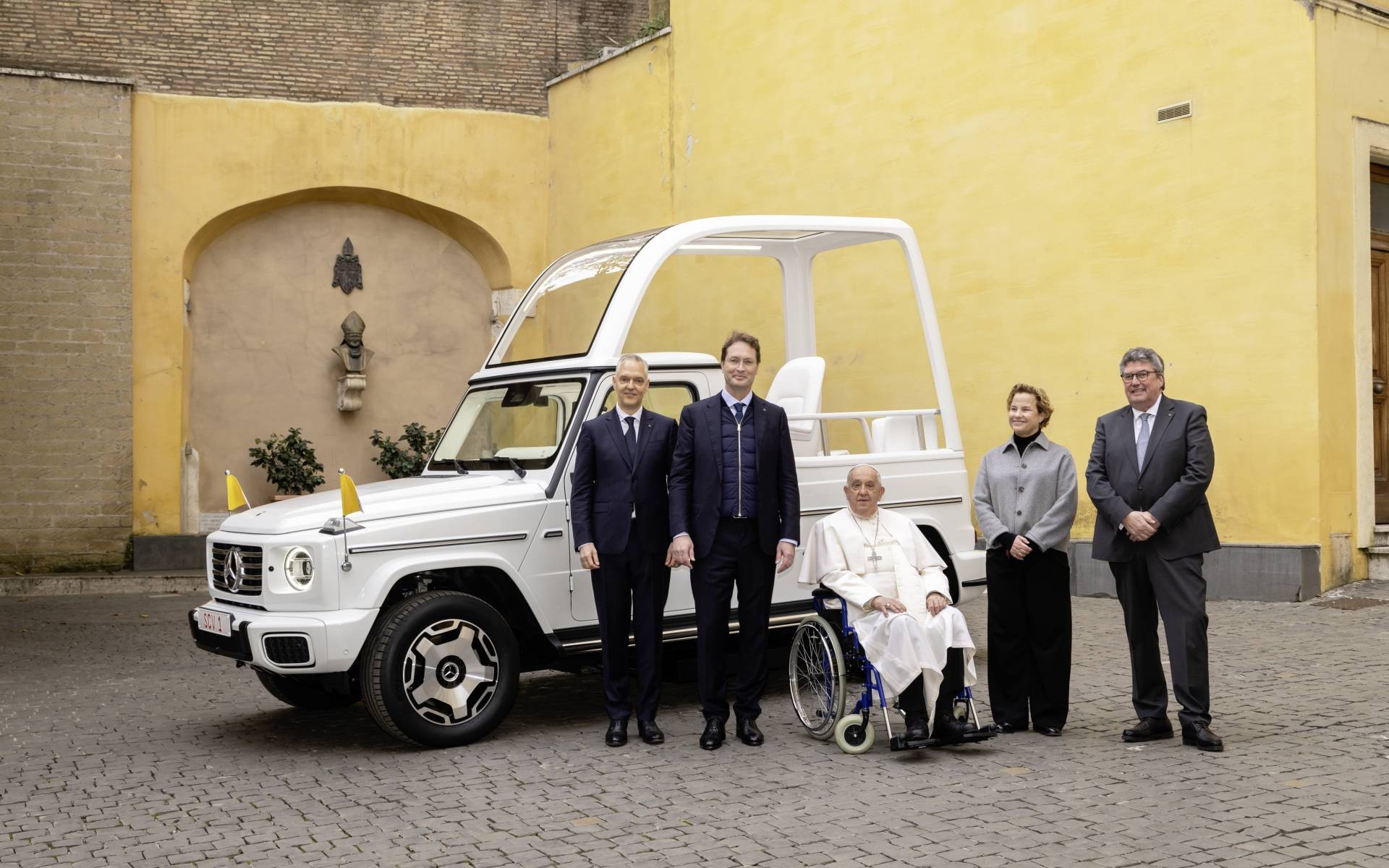 Mercedes Classe G de R$ 1 milhão é o 1° papamóvel elétrico da história