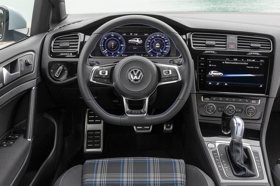 GTE tem decoração parecida com o do GTI, mas repleto de detalhes azuis (Foto: Divulgação) — Foto: Auto Esporte