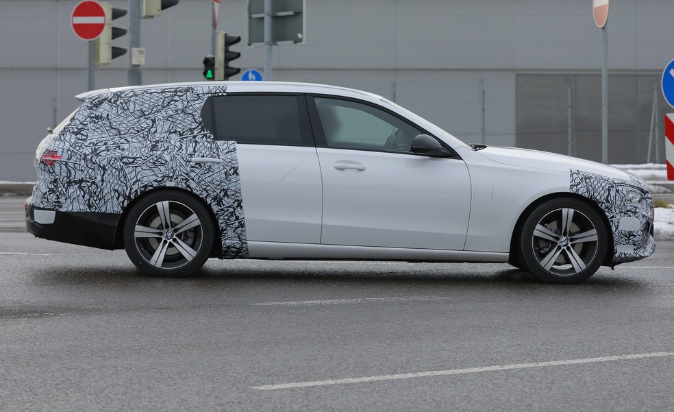 As versões perua do Classe C costumam manter o entre-eixos do sedã, e com a nova geração não deve ser diferente — Foto: Automedia