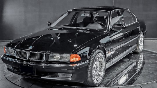 Que fim levou: BMW Série 7 em que 2Pac foi assassinado está à venda por R$ 9 milhões