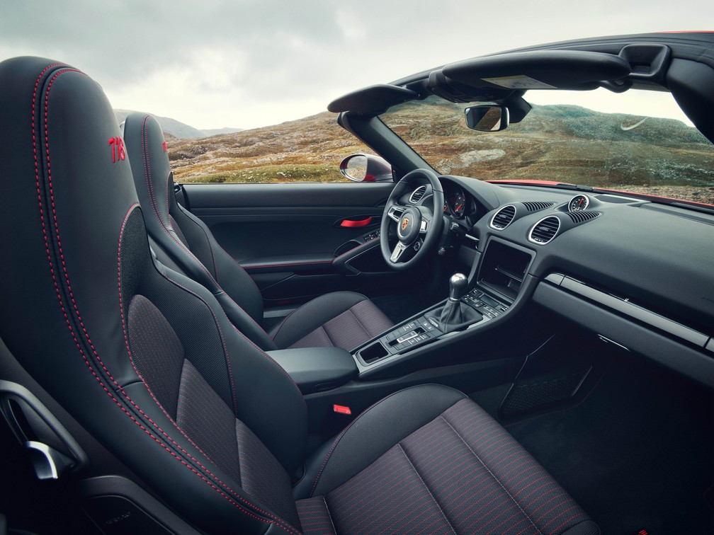 718 T tem a cor vermelha presente em diversos detalhes do interior — Foto: Divulgação/Porsche