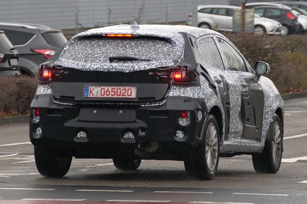 Lanternas são horizontais e coluna talvez não tenha vidro espia (Foto: AutoMedia/Auto News Brasil) — Foto: Auto Esporte