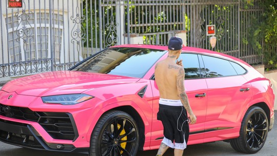 De Lamborghini rosa, Justin Bieber chama a atenção dos paparazzi nos EUA