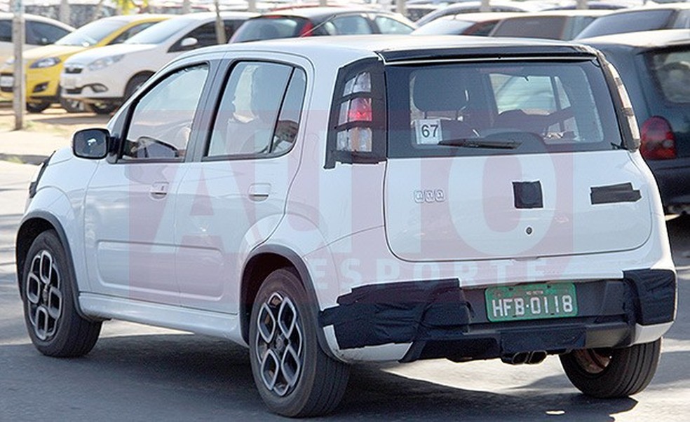 Fiat Uno Sporting flagrado (Foto: Marlos Ney Vidal/Auto News Brasil) — Foto: Auto Esporte
