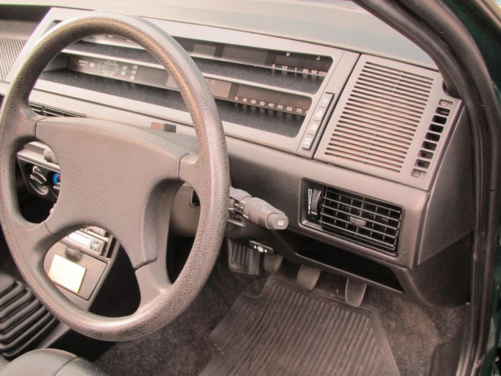 Modelo tem volante do lado direito e o painel de instrumentos tem mostradores digitais — Foto: Reprodução/Catawiki