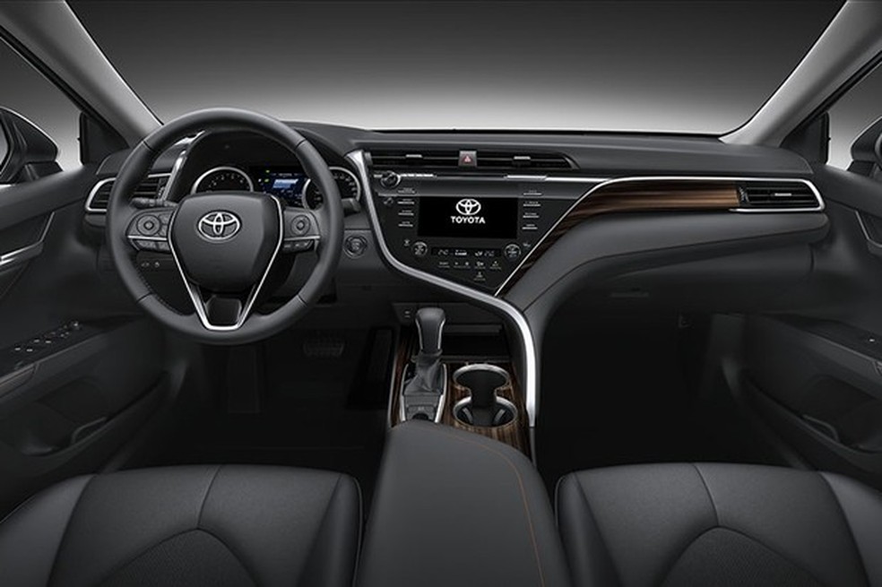 Painel tem formato ousado e acabamento muito superior ao do Corolla (Foto: Divulgação) — Foto: Auto Esporte
