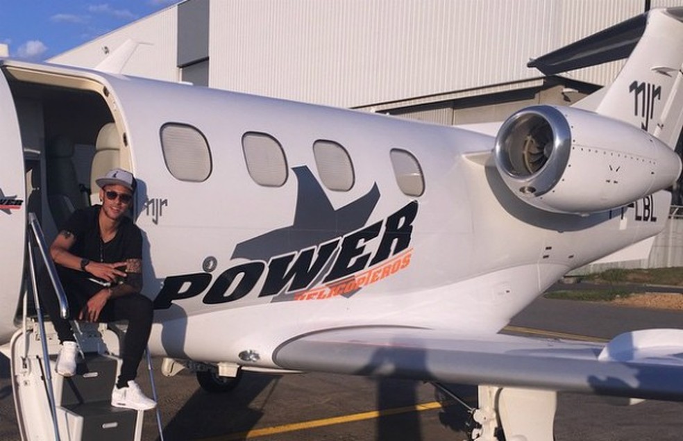 Neymar com seu jatinho Cessna Citation Sovereign de aproximadamente R$ 38 milhões (Foto: Instagram / @neymarjr) — Foto: Auto Esporte