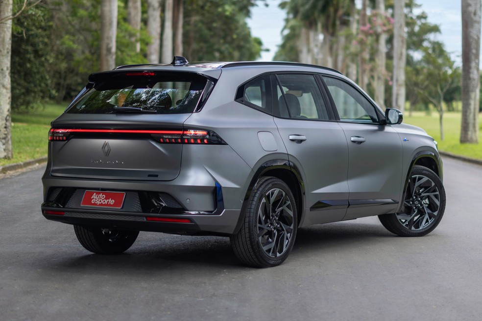 Renault Koleos Esprit Alpine full hybrid E-Tech tem lanternas interligadas — Foto: Divulgação/Renault