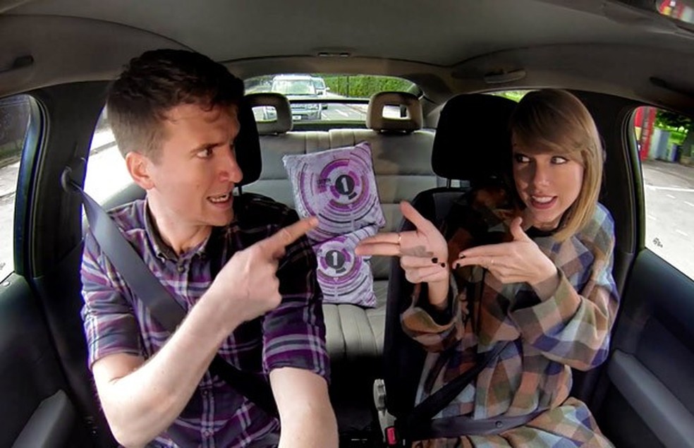 Taylor Swift ao lado do DJ Greg James (Foto: Divulgação) — Foto: Auto Esporte