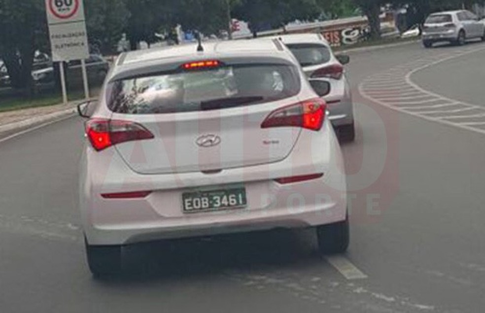 Hyundai HB20 turbo flagrado em testes (Foto: Fred Serra/Auto News Brasil) — Foto: Auto Esporte