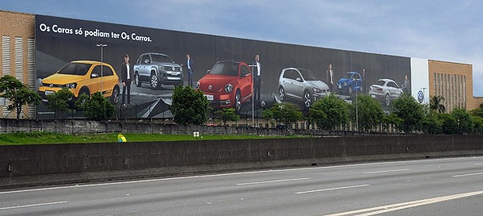 VW instala painel com estrelas do futebol em sua fábrica (Foto: Divulgação) — Foto: Auto Esporte