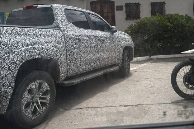 Flagra da Toyota Hilux 2027 na Argentina