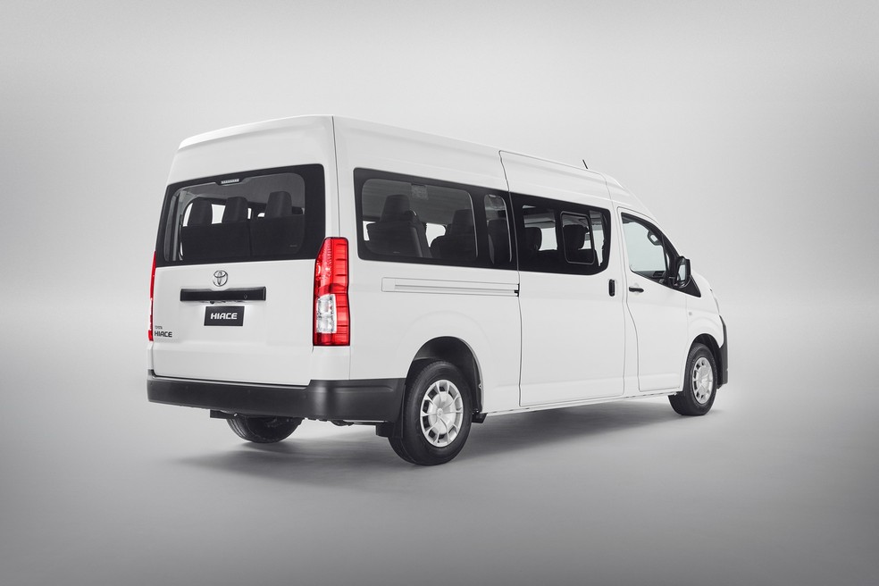 Toyota Hiace Minibus tem 5,91 metros de comprimento e 3,86 m de entre-eixos — Foto: Divulgação