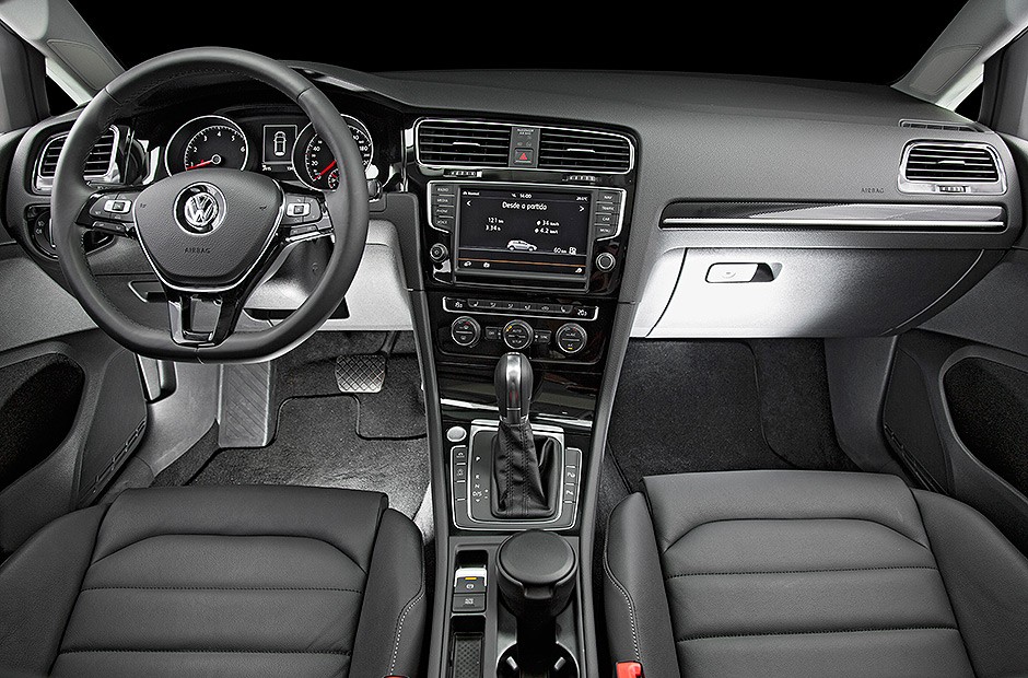 No interior, o padrão de acabamento pode ser comparado a um Audi, mas tela LCD de 8 polegadas é opcional