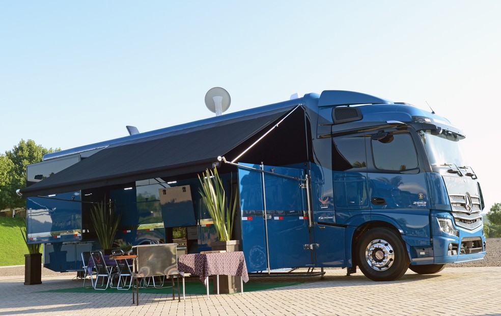Área externa do motorhome tem toldo retrátil e cozinha completa — Foto: Divulgação/Mercedes-Benz