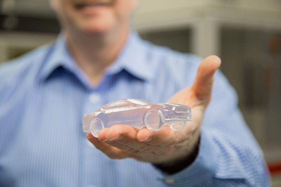 Paul Sussala e miniatura produzida pela impressora 3D (Foto: Divulgação) — Foto: Auto Esporte