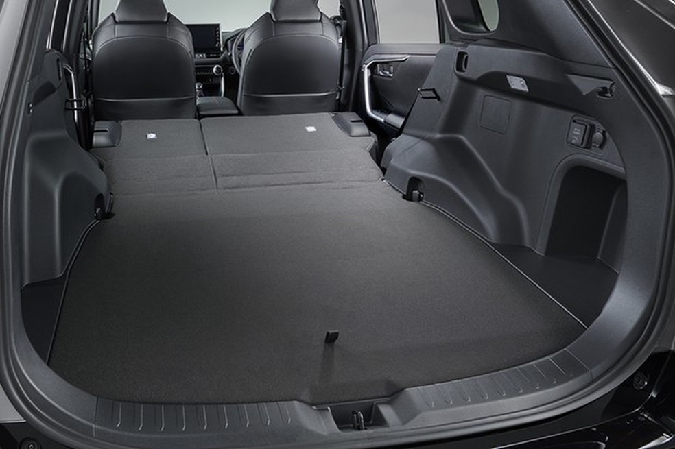 O porta-malas tem espaço para 490 l e os bancos são reclináveis para mais espaço (Foto: Divulgação) — Foto: Auto Esporte