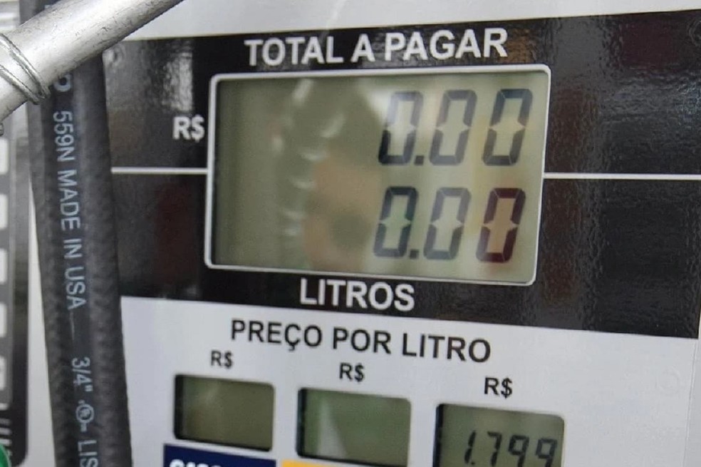 Mostrador de bomba de posto de combustível pode exibir números adulterados — Foto: Reprodução