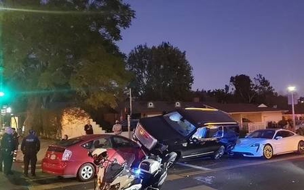 Yukon para sobre o Prius, mas atinge ainda um Taycan e um Corolla, cuja motorista ficou ferida — Foto: Reprodução/Internet