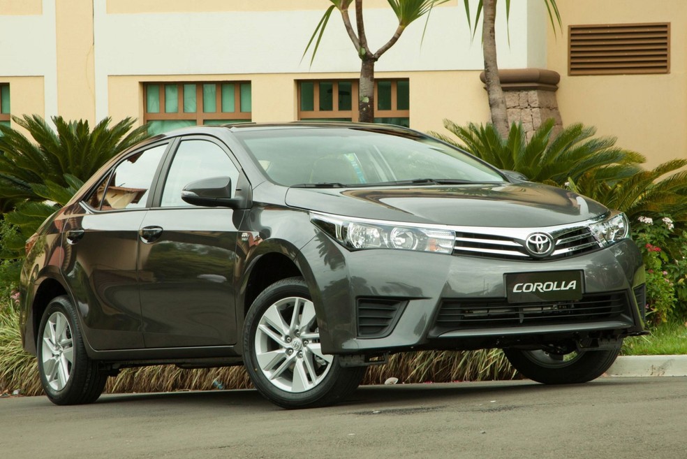 O Toyota Corolla 2015 traz câmbio automático CVT — Foto: Divulgação