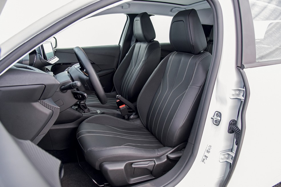 Padrão dos bancos do Peugeot 208 Allure é mais simples, porém de bom gosto — Foto: Murilo Góes/Auto News Brasil