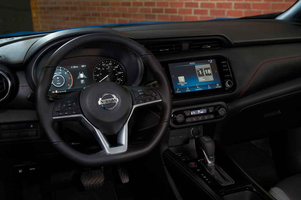 Nissan Kicks 2022: interior recebeu mudanças pontuais e manteve o painel parcialmente digital — Foto: Divulgação