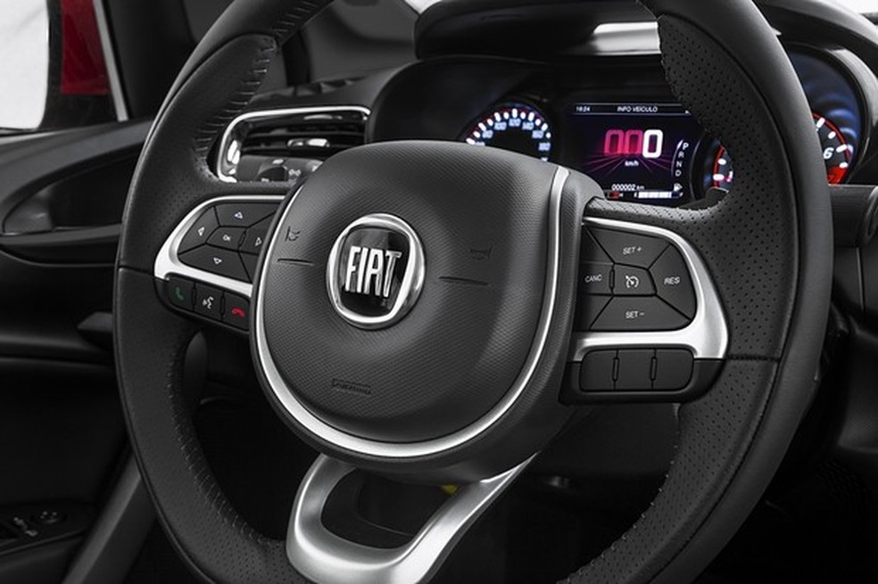 Volante do HGT também tem o escudo preto da Fiat (Foto: Divulgação) — Foto: Auto Esporte