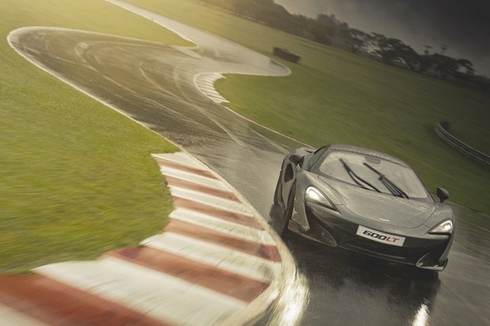 O 600LT não é para iniciantes e instiga a ser mais rápido (Foto: Fabio Aro/Auto News Brasil) — Foto: Auto Esporte