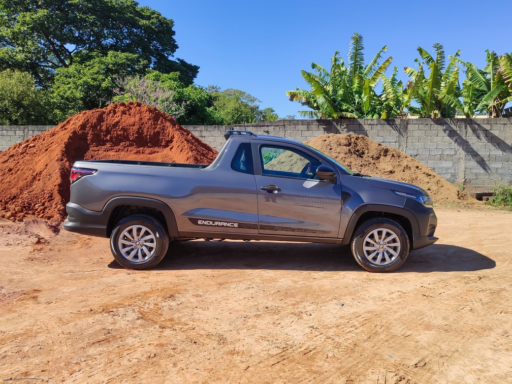 Portas vindas do Mobi fizeram com que a Fiat incluísse um vidro vigia na Strada Endurance — Foto: André Paixão/G1
