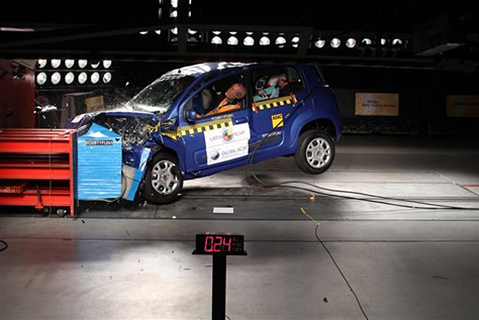 Fiat Novo Uno Evo sem airbag: 1 estrela para passageiro adulto (2,00/16,00) e 2 estrelas para passageiro infantil (20,73/49,00)